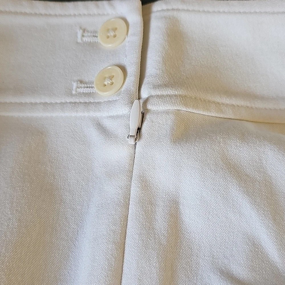 Ralph Lauren Women's‎ White Pants, Below The Knee. Size 10.